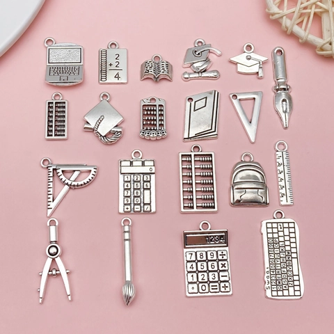 Ciondoli Fai-da-te in Lega di Zinco Argento Antico Tema Laurea Accessori per Creazione Gioielli Calcolatrice Libro Righello Notebook per Studente Insegnante