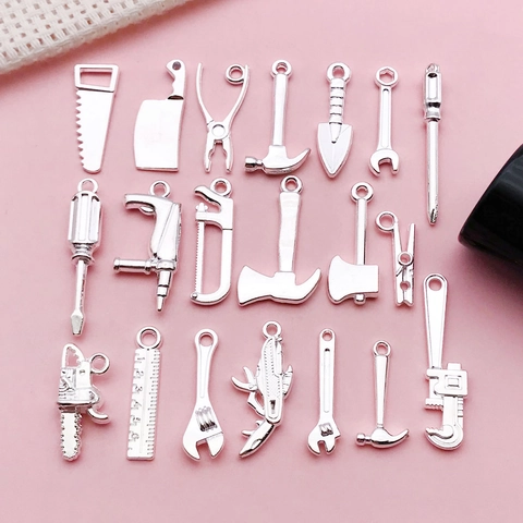 Assortiment de Mini Breloques d'Outils en Alliage de Zinc Argenté Marteau Scie Clé Règle Pendentifs Pour Création de Bijoux Artisanat