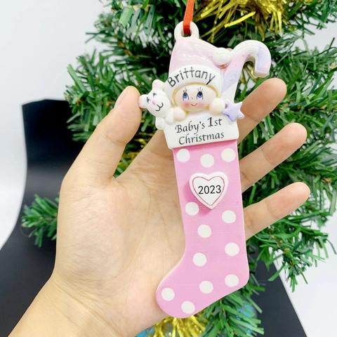 Ornamento da Appendere a Forma di Calza in Resina per il Primo Natale del Bambino 2023 Decorazione Commemorativa Con Orso E Bambino per Albero di Natale