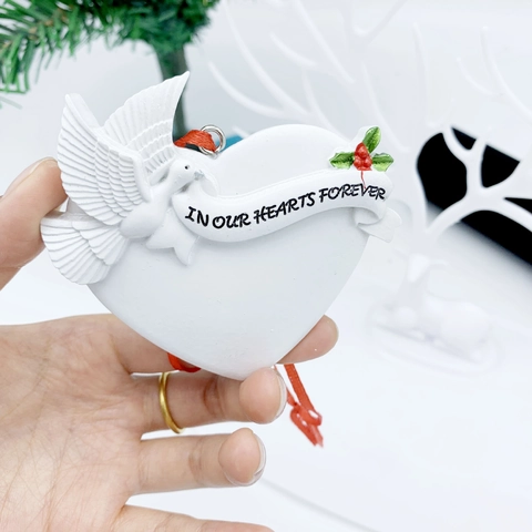 Herzförmiges Gedenk-Ornament Mit Weißer Taube Stechpalmenbeeren Relief Weihnachten Baumbehang Dekor