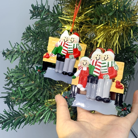 Ornamento Natalizio in Resina Dipinta con Famiglia di Pupazzi di Neve sulla Sedia Decorazione per Albero di Natale Casa