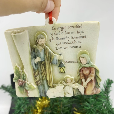 Nacimiento Sagrada Familia Resurrección Adorno Colgante Resina Versículo Biblia Español Mateo 1:23 Navidad Regalo
