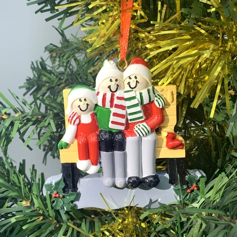 Ornamento Natalizio in Resina Dipinta con Famiglia di Pupazzi di Neve sulla Sedia Decorazione per Albero di Natale Casa