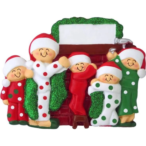 Pendente di Natale in Resina Famiglia di Pupazzi di Neve Scena del Camino Con Calze Glitterate Fai-da-Te Decorazione
