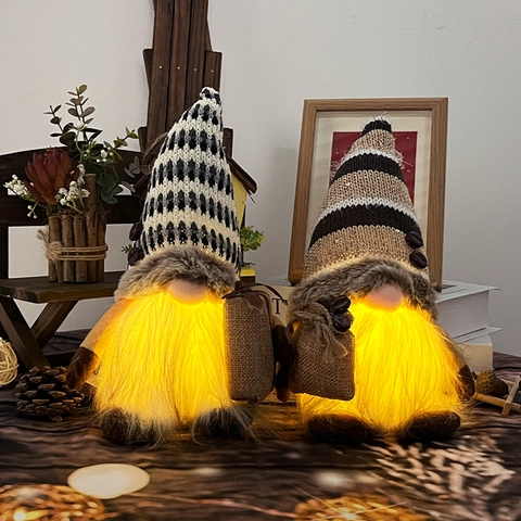 Gnomo de Café Navideño Luminoso Peluche Rudolf Con Gorro de Punto a Rayas Sosteniendo Bolsa o Caja de Regalo Adorno para Hogar