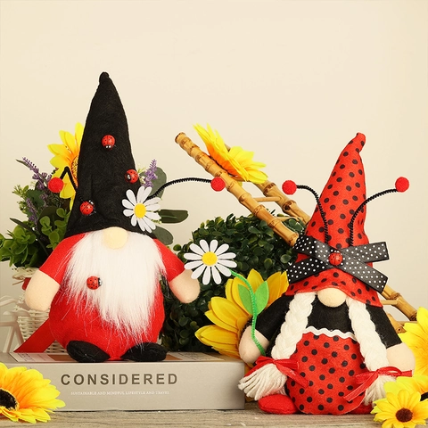 Gnomo di Peluche a Tema Coccinella Bambola Senza Volto in Poliestere Cappello a Pois Girasole Margherita Ornamento Nordico per Decorazione Casa