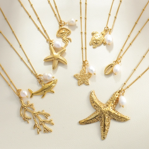 Collana a Tema Oceano in Acciaio Inossidabile per Donna Ciondoli con Perla d'Acqua Dolce Conchiglia Stella Marina Cavalluccio Marino Gioielli