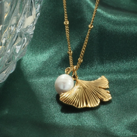 Stainless Steel Heart Ginkgo Leaf Pendant Necklace For Women Gold Plated Metal Textured Artificial Pearl Necklace Fashion Jewelry
