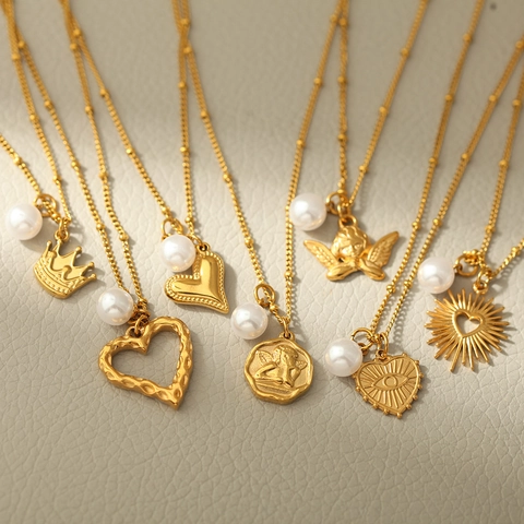Collier Pendentif en Perle Artificielle en Acier Inoxydable Plaqué Or Vintage pour Femmes Bijou de Chaîne de Clavicule avec Cœur Ange Mauvais Œil Soleil Hamsa Croix