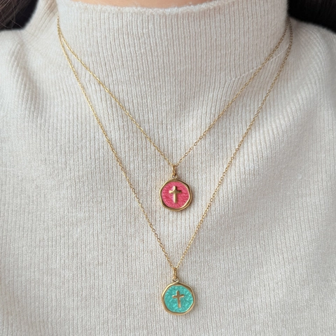 Collier Pendentif Croix en Acier Inoxydable Plaqué Or 14K Médaille Ronde en Émail Coloré Bijoux Religieux Femme Cadeau Noël