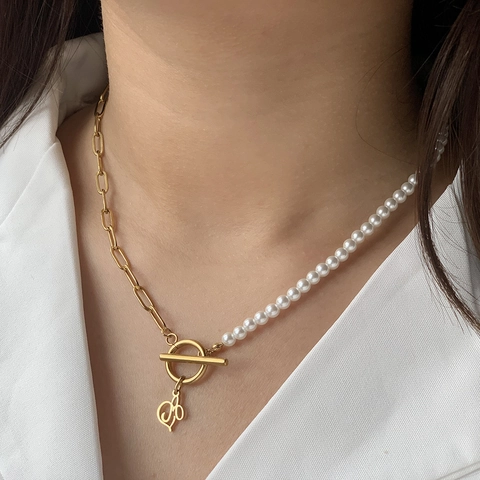 Asymmetrische Gespleten Halsketting van Roestvrij Staal en Imitatieparels voor Dames Minimalistische Paperclip Ketting met Gouden OT-Sluiting en Letter Hanger