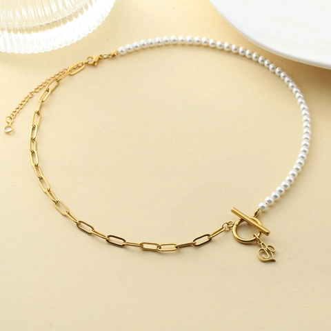 Asymmetrische Gespleten Halsketting van Roestvrij Staal en Imitatieparels voor Dames Minimalistische Paperclip Ketting met Gouden OT-Sluiting en Letter Hanger
