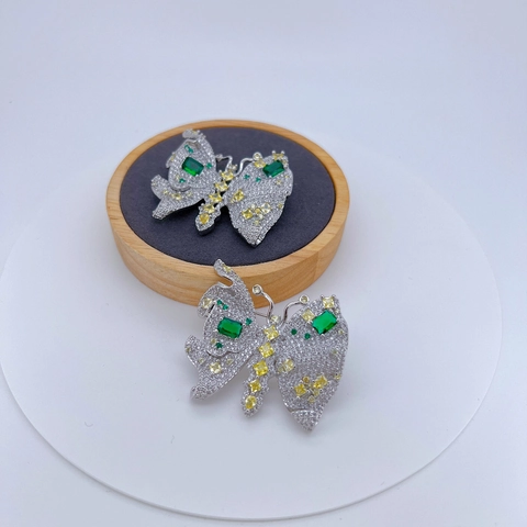 Spilla di Lusso in Rame a Forma di Farfalla con Zirconia Scintillante Micro Pave Cristallo Spilla Elegante Donna Decorazione per Abito Cappotto Scialle Gioielli