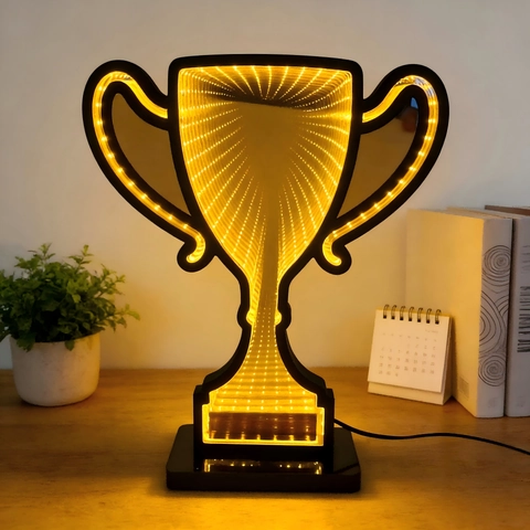 Lampada Creativa a Forma di Trofeo LED Specchio Infinito Acrilico PVC Alimentata Tramite USB 3D Atmosfera Visiva Lampada da Tavolo Arredamento