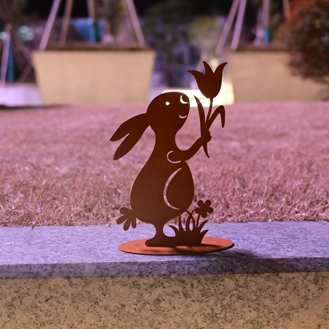 Ornement de Lapin de Pâques en Métal Fleur de Tulipe Ajouré Art en Fer Décoration de Table pour Jardin Maison Bureau Statue