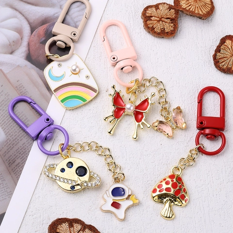 Legierung Emaille Schlüsselanhänger Taschenanhänger Für Damen Schmetterling Sonne Regenbogen Pilz Astronaut Anhänger Zubehör Mit Künstliche Perle Strass