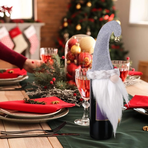 Housse de Bouteille de Vin Gnome de Noël Avec Clochette Dorée Feuilles de Houx Barbe en Peluche Chapeau de Tomte pour Fête de Noël Décoration Table