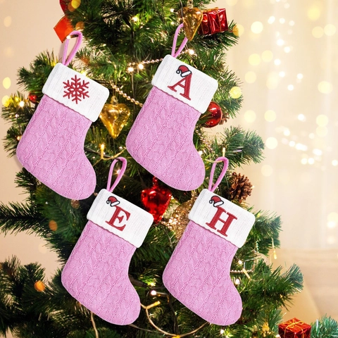 Personalisierter Rosa Gestrickter Nikolausstiefel Mit Rot Besticktem Alphabet Buchstaben Und Weihnachtsmütze Muster Hängende Deko