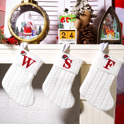 Mini Calza di Natale in Maglia a Trecce Bianca Con Ricamo Lettera Alfabeto Rossa Decorazione Cappello Babbo Natale