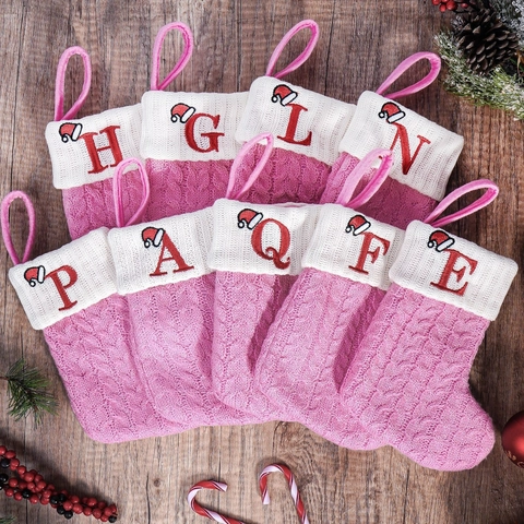 Roze Gebreide Kerstsok Met Rode Geborduurde Letters Sneeuwvlok Pootafdruk Gepersonaliseerde Kerstversiering Thuis