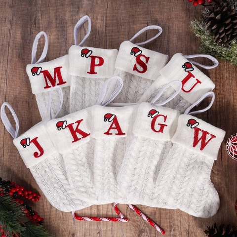 Witte Kabelgebreide Kerstsok Met Rode Geborduurde Letter En Kerstmuts Patroon Kerstboom Hanger Geschenkzakje