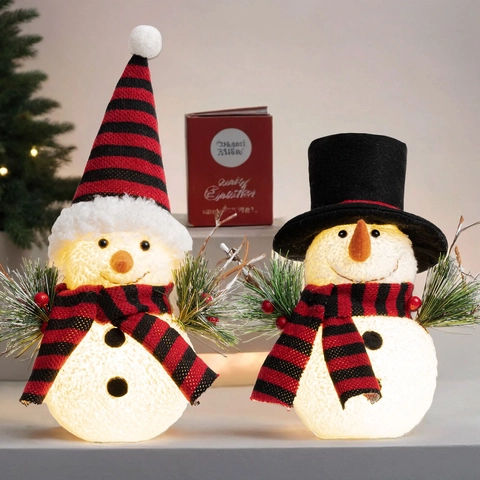 Decorazione per Bambola di Pupazzo di Neve di Natale a LED Con Cappello a Quadri Rosso Nero Sciarpa Aghi di Pino Ornamento