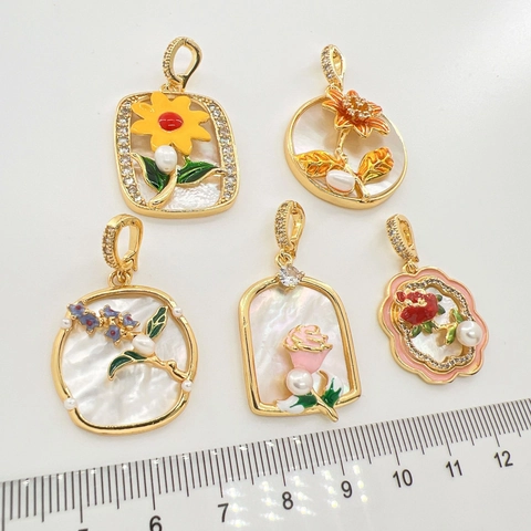 Ciondolo a Forma di Fiore in Rame Placcato Oro Solo (Senza Catena) Con Madreperla Smalto Rosa Girasole Margherita Perla Artificial Zirconia Accessorio Gioielli