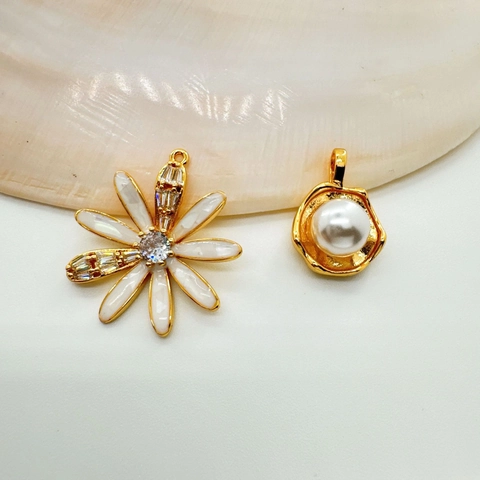 Exquisite 18K Vergoldet Kupfer Blume Anhänger Künstliche Perle Strass Charms DIY Schmuck Zubehör Halskette Anhänger