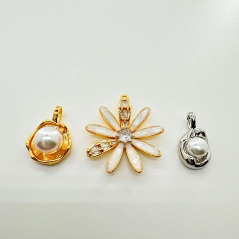 Exquisite 18K Vergoldet Kupfer Blume Anhänger Künstliche Perle Strass Charms DIY Schmuck Zubehör Halskette Anhänger