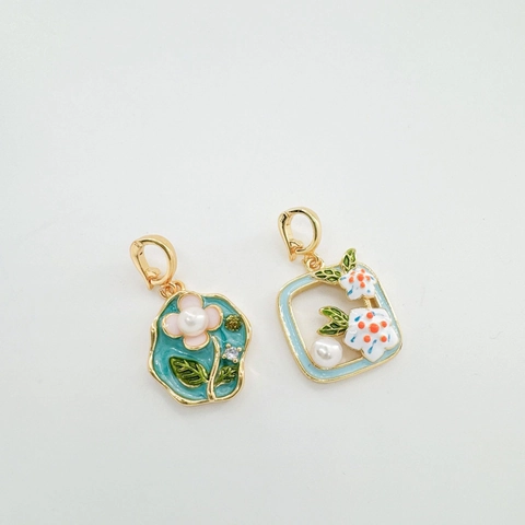 Pendente Floreale in Smalto Vintage Perla de Agua Dulce Artificiale Zirconia Rame Placcato Oro Ciondolo Fiore per Creazione Gioielli