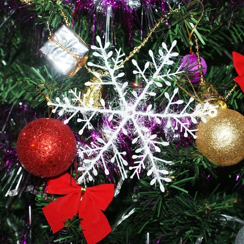 Weiße Weihnachtsschneeflocken Ornamente Kunststoff Glitzer Laser Hängedekorationen Für Weihnachtsbaum Fenster Haus Party Deko