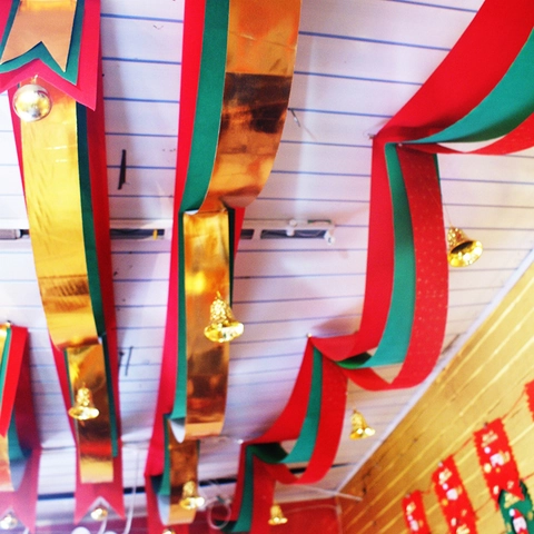Kerst Plafond Hangende Golf Banner Polyester Rood Groen Goud Gegolfde Vlag Met Bellen Voor Vakantie Feest Decoratie
