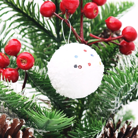 Ornamenti Palla di Neve in Schiuma Bianca Con Paillettes a Stella Colorate e Cordino Argento per Decorazione Albero di Natale