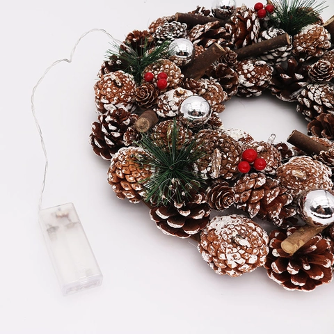 Couronne de Noël LED avec Pommes de Pin Effet Neige Blanche Guirlande avec Baies Rouges et Aiguilles de Pin pour Porte d'Entrée Maison Mur Décoration