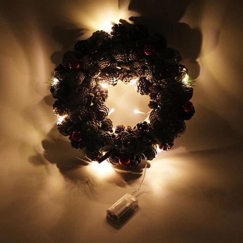 Ghirlanda di Natale con Pigne e Luci LED Calde Bacche Rosse Effetto Neve Bianca Aghi di Pino Artificiali Decorazione Rustica per Porta e Parete