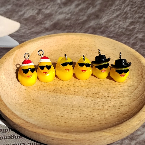 DIY Harz Gelbe Ente Anhänger Mit Sonnenbrille Weihnachtsmütze Schwarzer Hut Niedliches Tieranhänger Für Ohrring Kette Schlüsselanhänger