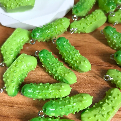 Realistische Miniatur Gurken Harz Anhänger Grüne Eingelegte Gurke Gemüse Anhänger Für DIY Schlüsselanhänger Ohrringe Schmuckherstellung