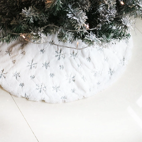 Jupe de Sapin de Noël en Peluche Avec Flocons de Neige Brodés Paillettes Tapis de Sapin pour Décorations de Fêtes Blanc Rouge