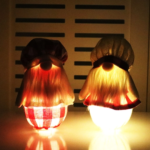Gnomo di Natale Luce Notturna a LED Peluche Bambola Babbo Natale senza Volto Ciondolo Cappello a Quadri Nordico Decorazione Casa