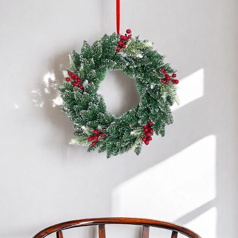Künstlicher Piniennadel Weihnachtskranz Mit Roten Beeren Und Beflocktem Schneeeffekt Runder Grüner Weihnachtskranz Türdekoration