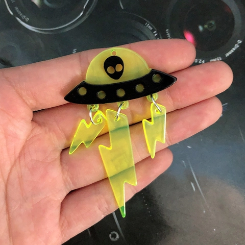 Acryl UFO Alien Anhänger Regenbogen Neon Raumschiff DIY Ohrring Halskette Schlüsselanhänger Zubehör Einzigartiger Schmuck