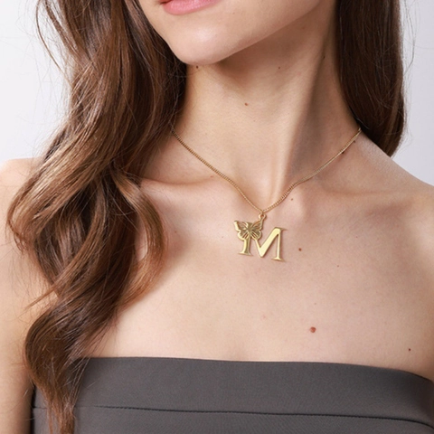 Collana con Ciondolo Lettera Iniziale Farfalla Vuota in Acciaio Inossidabile Placcato Oro 18K per Donna Gioiello Semplice e Delicato