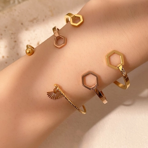 Bracciale Rigido in Acciaio al Titanio con Strass Geometrici a Forma di Stella Luna e Quadrifoglio per Donna Oro Rosa Oro Gioielli