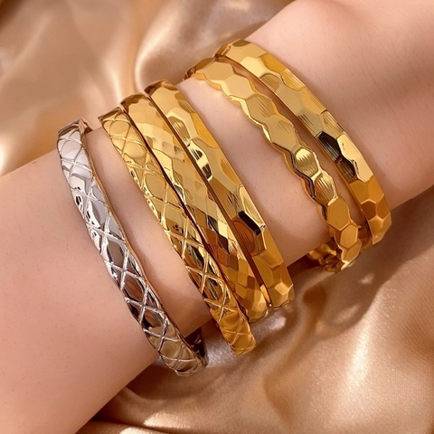 Bracciale Rigido Geometrico in Acciaio al Titanio Punk per Donna Oro Argento Trapuntato Nido d'Ape Sfaccettato Lucido Gioielli