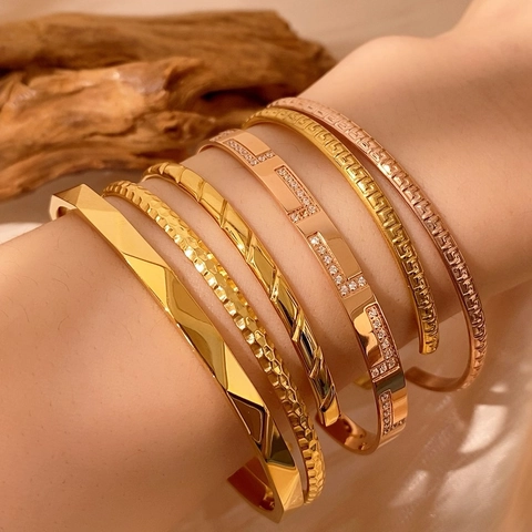 Bracciale Rigido Aperto in Acciaio al Titanio Vintage con Lettere Incise per Donna Oro Argento Oro Rosa Gioielli di Moda