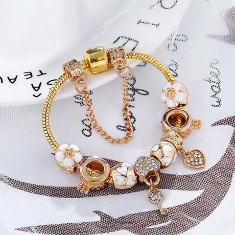 Elegante Pulsera De Dijes De Aleación Bañada En Oro Para Mujer Colgante De Llave De Corazón Y Flores De Esmalte Blanco Joyería