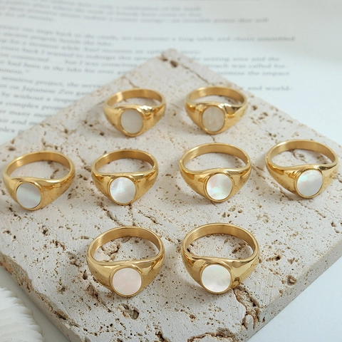 Anillo de Sello Vintage Francés Acero de Titanio Nácar Blanco Inserto Ovalado Bañado en Oro 18K Minimalista Mujer