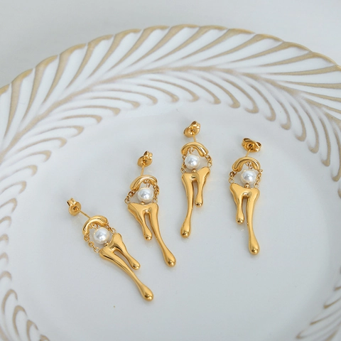 Minimalistische Onregelmatige Vloeibare Lava Titanium Stalen Oorbellen Met Schelpparel 18K Verguld Sieraden