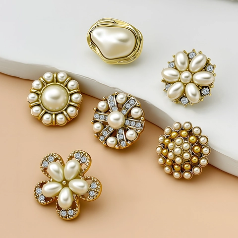 Vintage Barock Künstliche Perle Strass Dekorative Ösenknöpfe Für Damenbekleidung DIY Schmuckherstellung Vergoldeter Blumenknopf