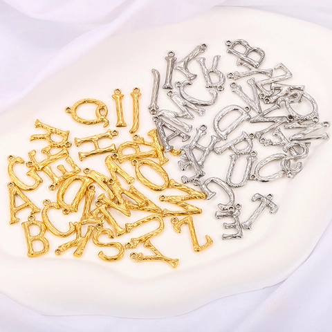 Pendenti con Lettere dell'Alfabeto Iniziale in Acciaio Inossidabile Strutturato 3D Ciondoli Placcati in Oro 18K per Gioielli Fai da Te